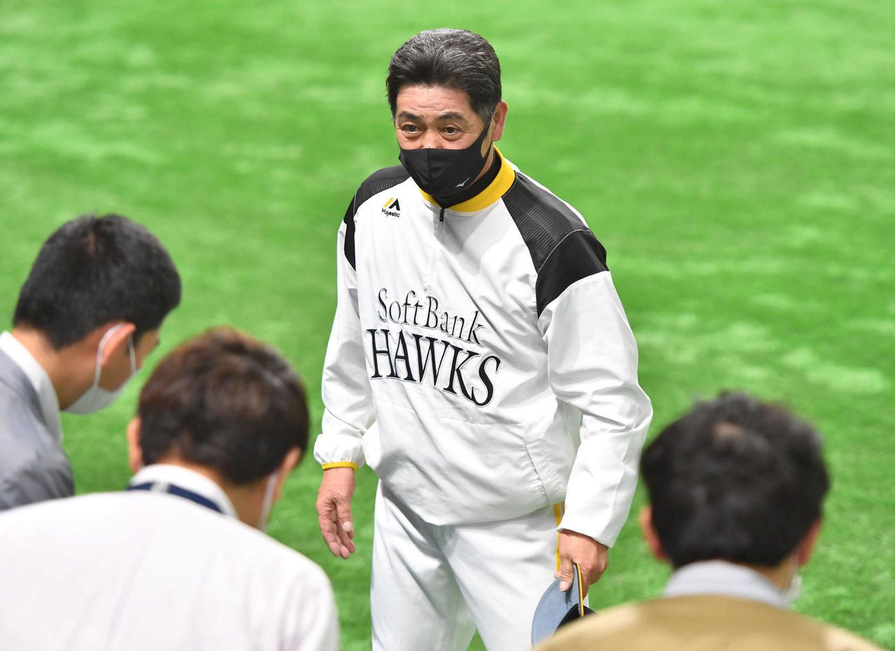囲み取材を終え、引き揚げる工藤公康監督（撮影・岩下翔太）