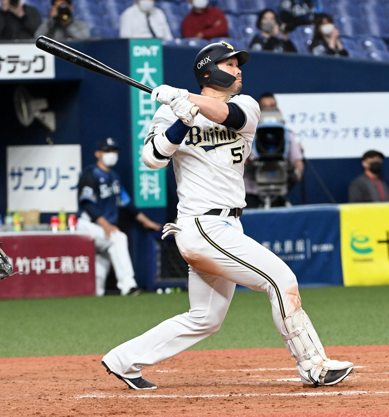 オリックス対西武　9回裏オリックス2死満塁、T－岡田は右越え3点適時三塁打を放つ（撮影・前岡正明）