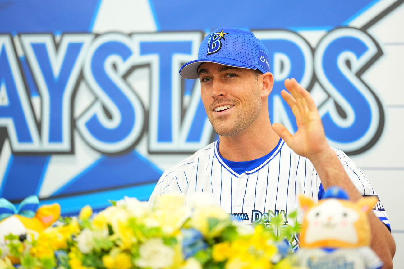 4月19日、DeNA入団会見を行ったシャッケルフォード（球団提供）