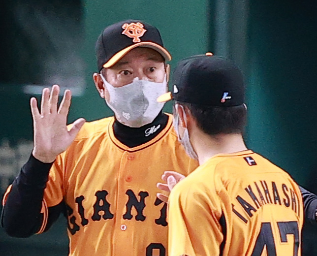 21年4月22日、巨人対阪神　2連勝し、ほっとした表情で原監督は高橋を迎える