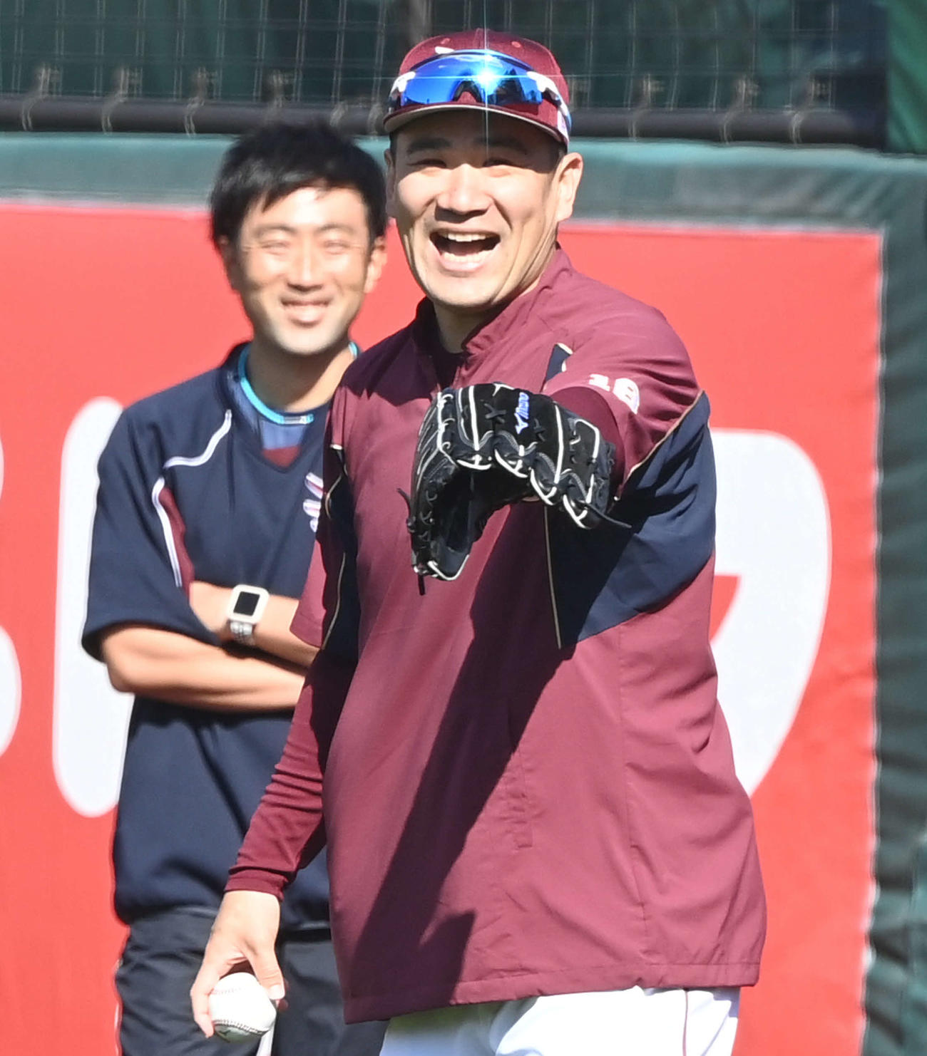 キャッチボールの合間に爆笑する楽天田中将（撮影・山崎安昭）