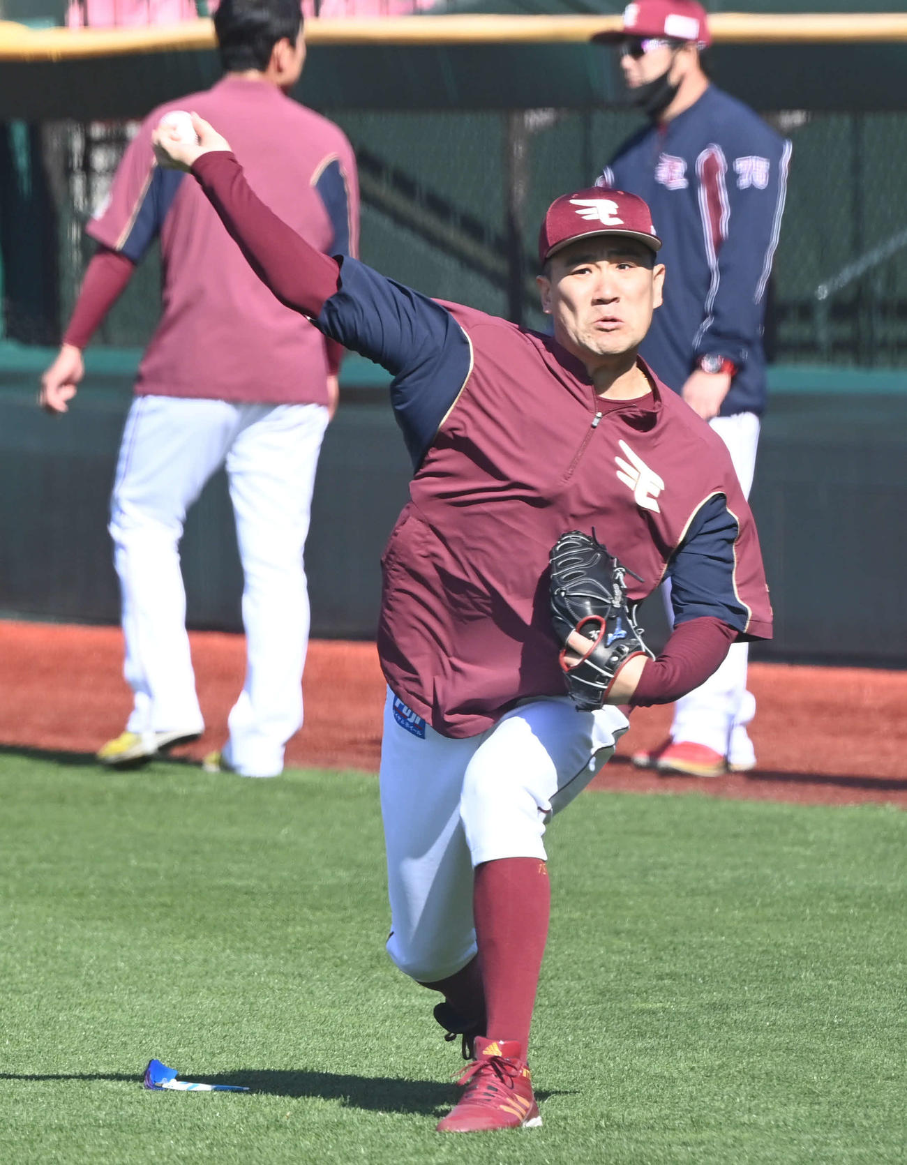 キャッチボールで調整する楽天田中将（撮影・山崎安昭）
