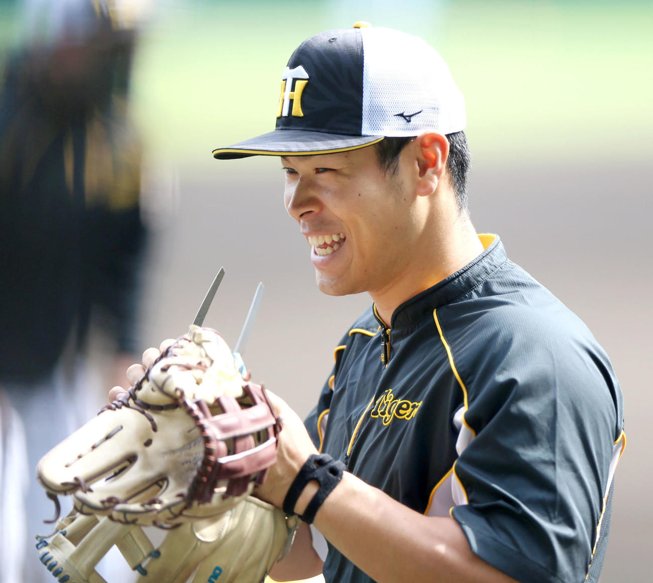 試合前の練習で笑顔を見せる佐藤輝明（撮影・上山淳一）