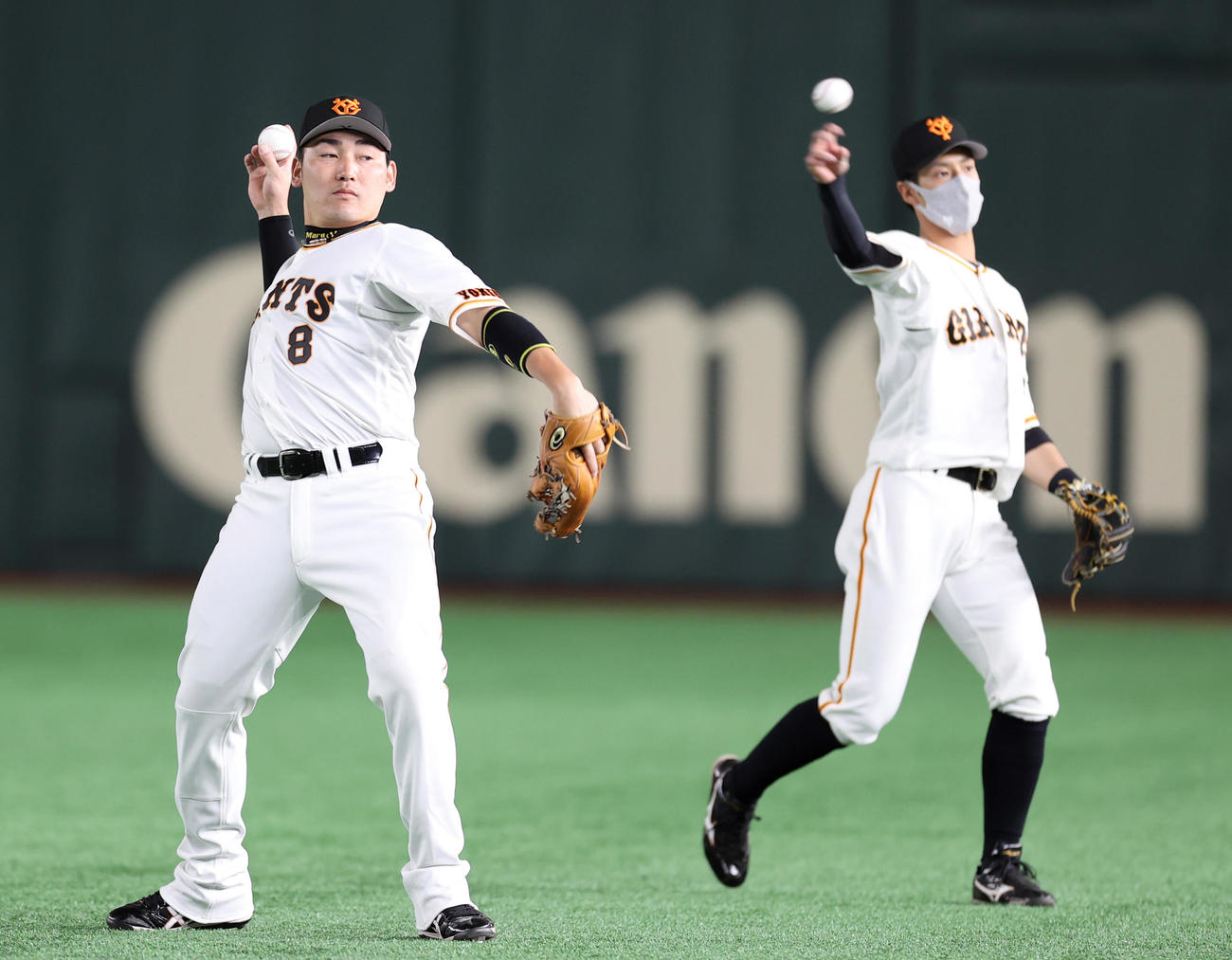 巨人対広島　試合前にキャッチボールをする先発出場の丸と若林（撮影・狩俣裕三）