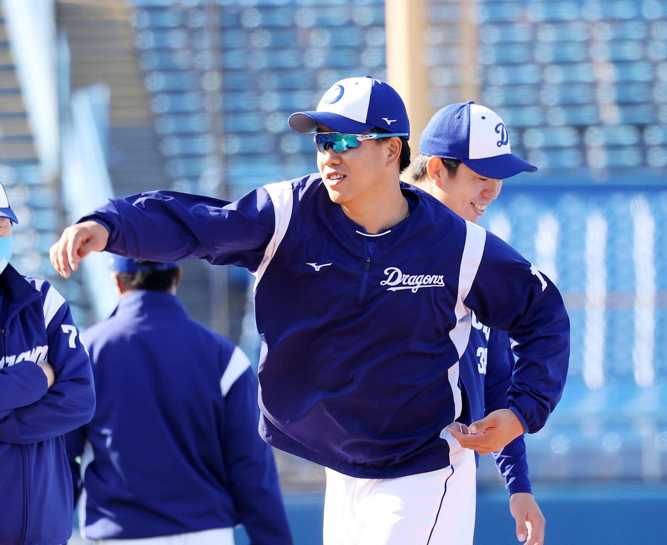 神宮球場のマウンドを確かめる中日柳（撮影・鈴木正人）