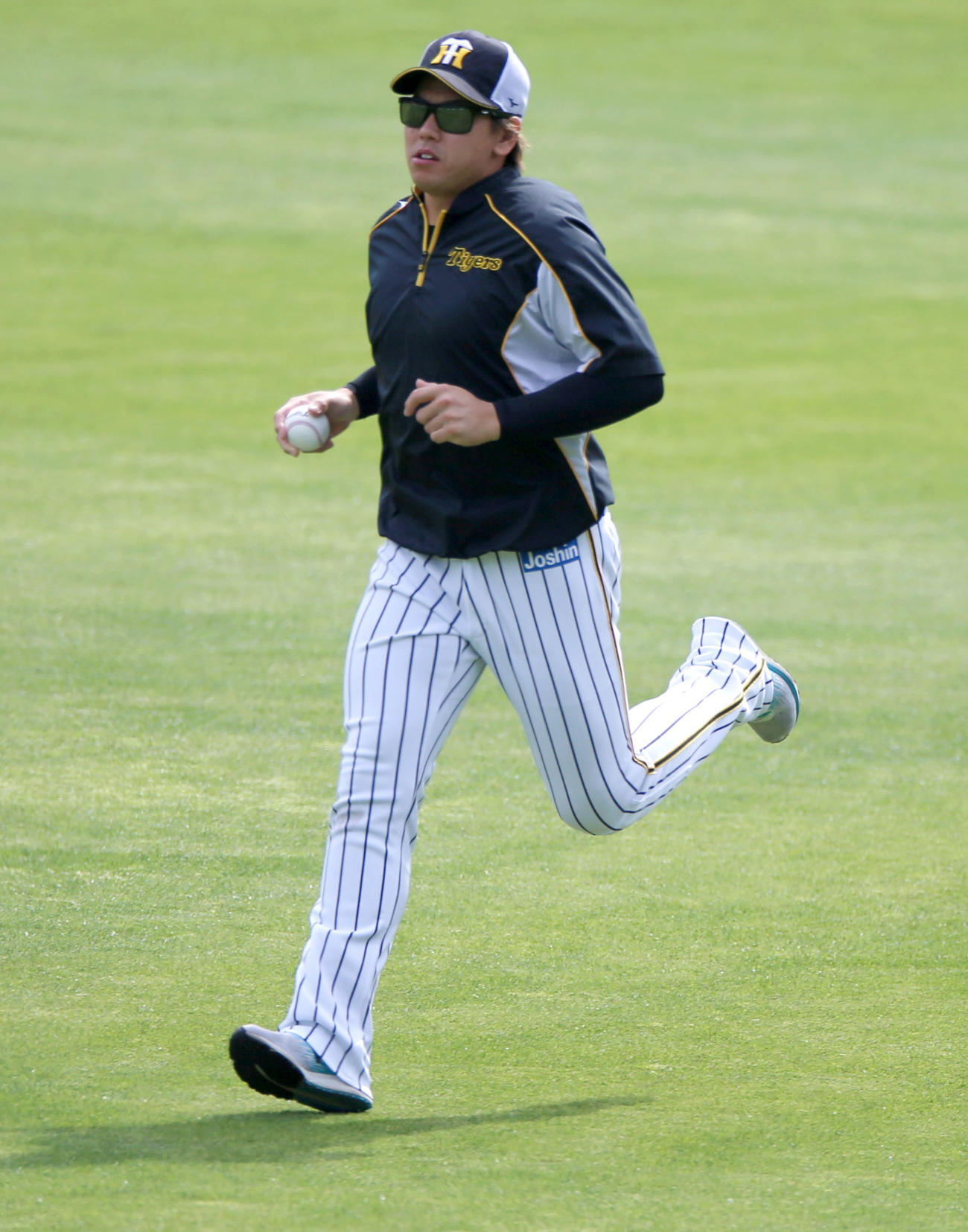 試合前の練習でダッシュする梅野隆太郎（撮影・上山淳一）