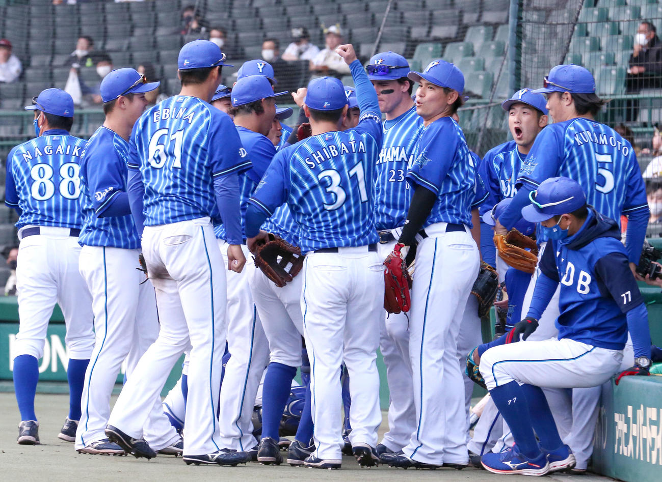 阪神対DeNA　試合前円陣を組むDeNAナイン（撮影・上山淳一）