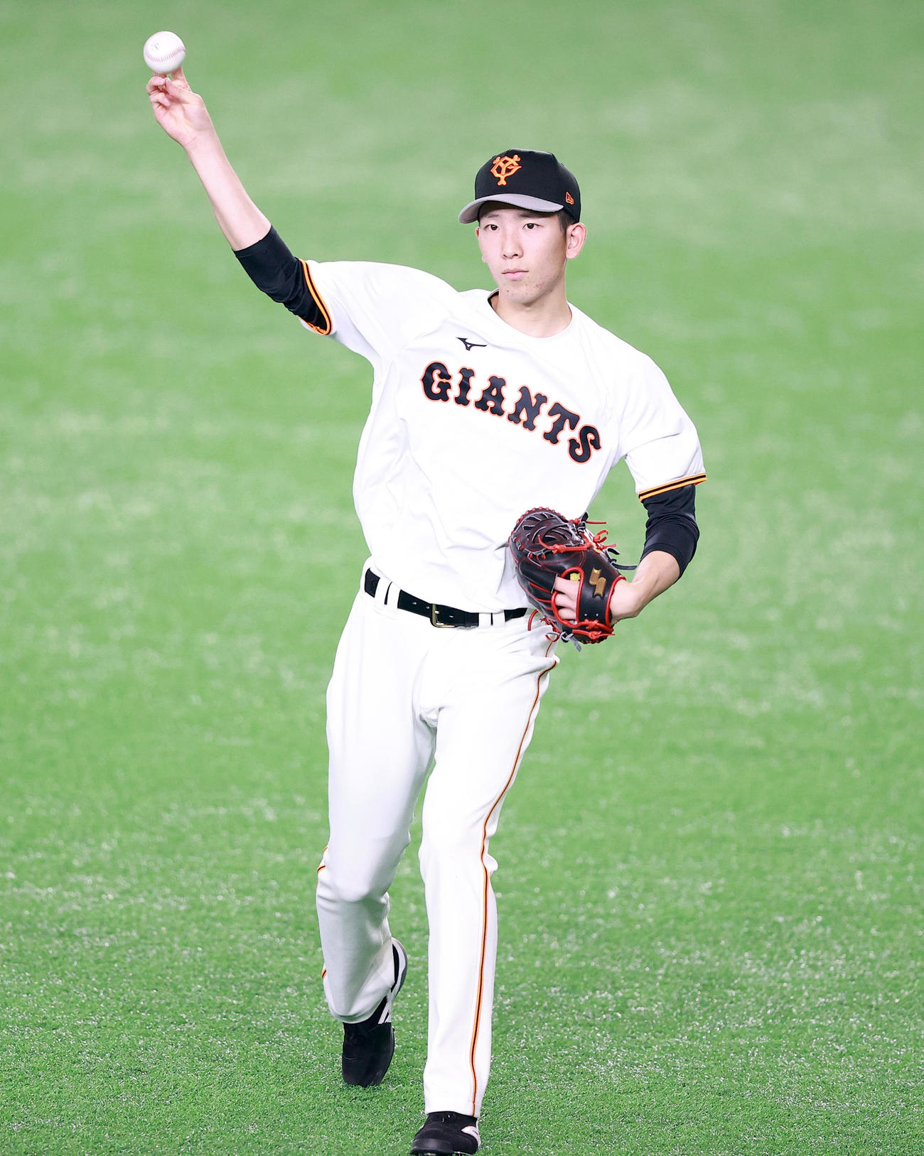 巨人対広島　キャッチボールする巨人の戸郷（撮影・浅見桂子）