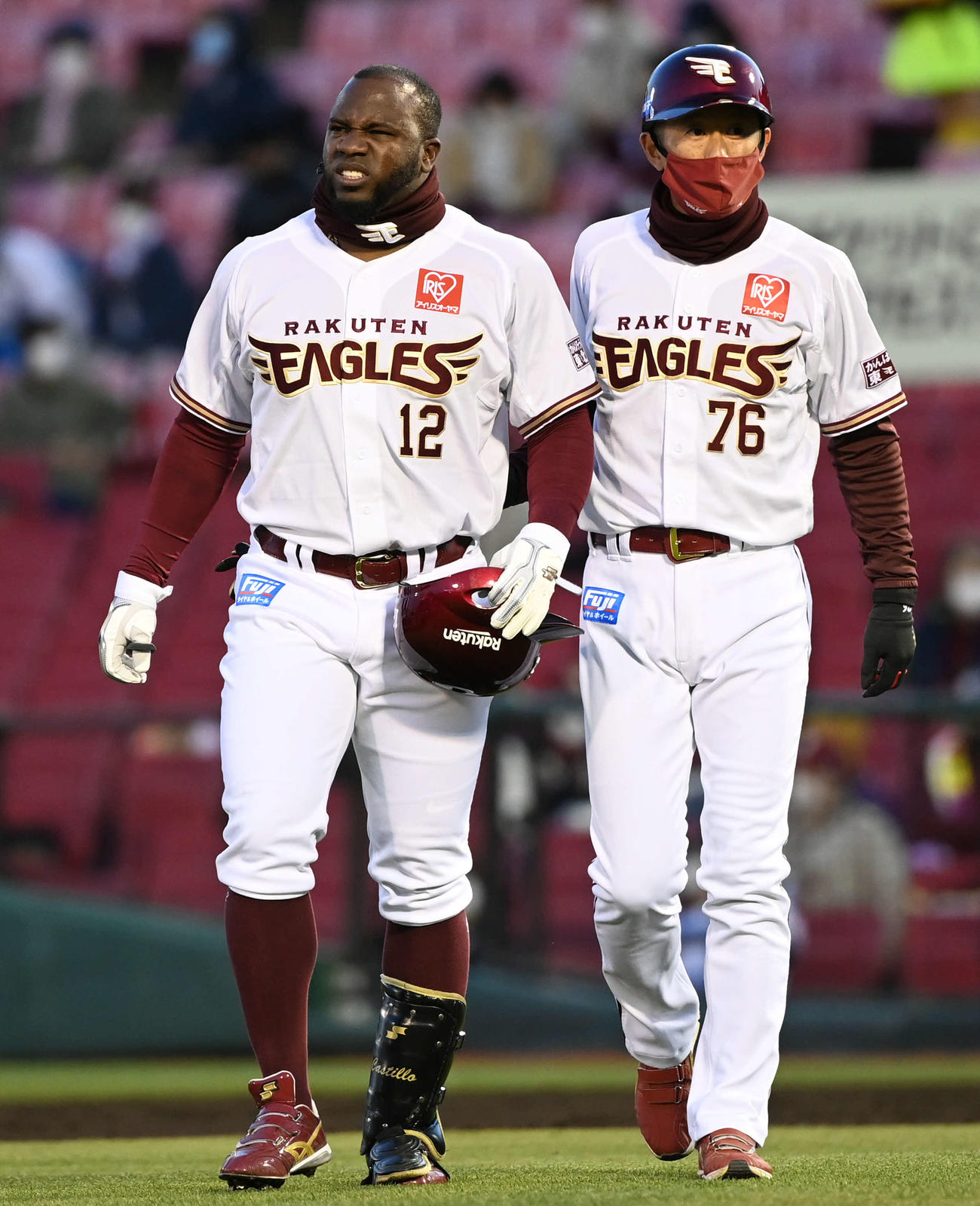 楽天対西武　1回裏楽天2死、三ゴロに倒れたカスティーヨは痛そうな表情を見せて交代する（撮影・山崎安昭）