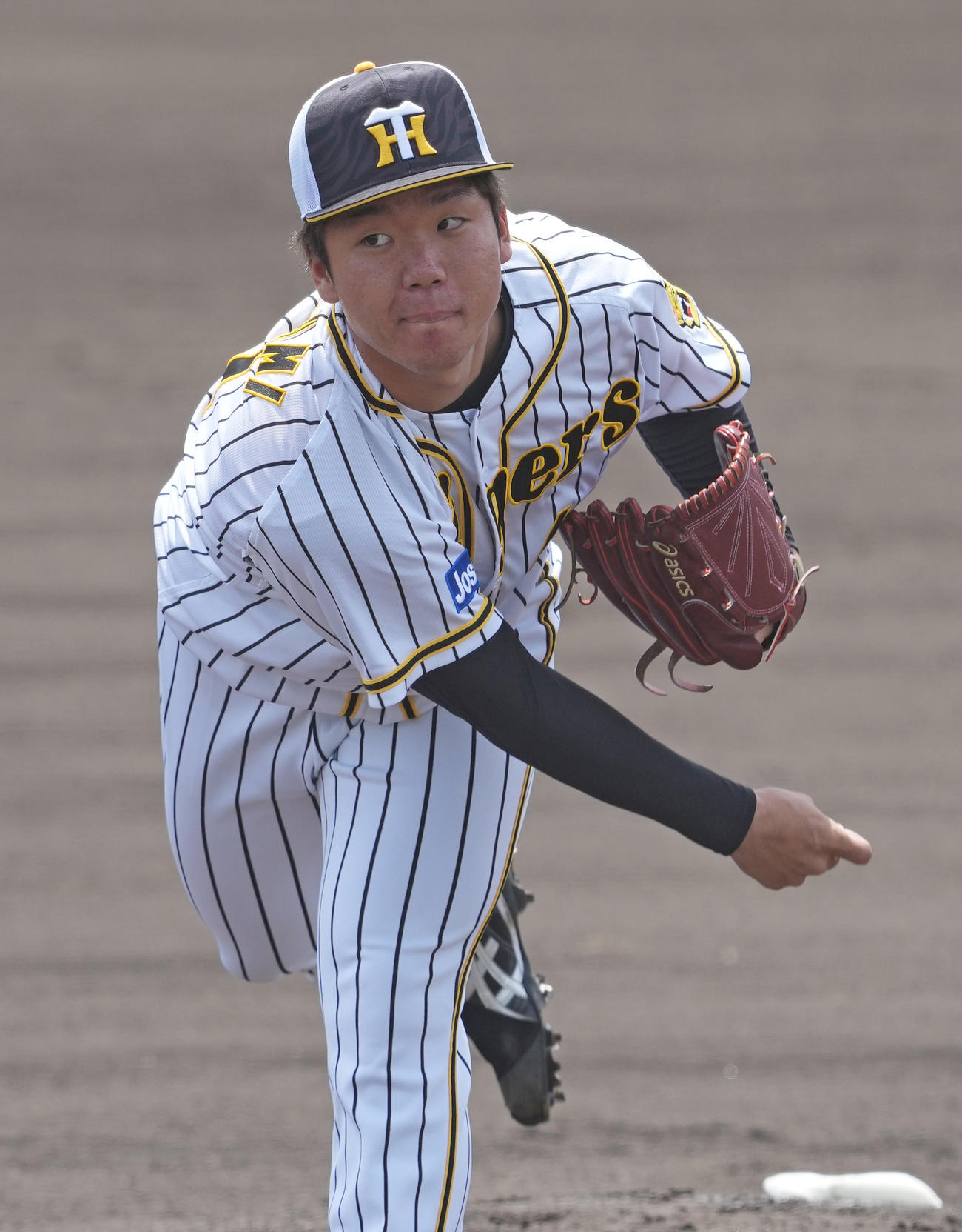 投内連係に励む村上（代表撮影）