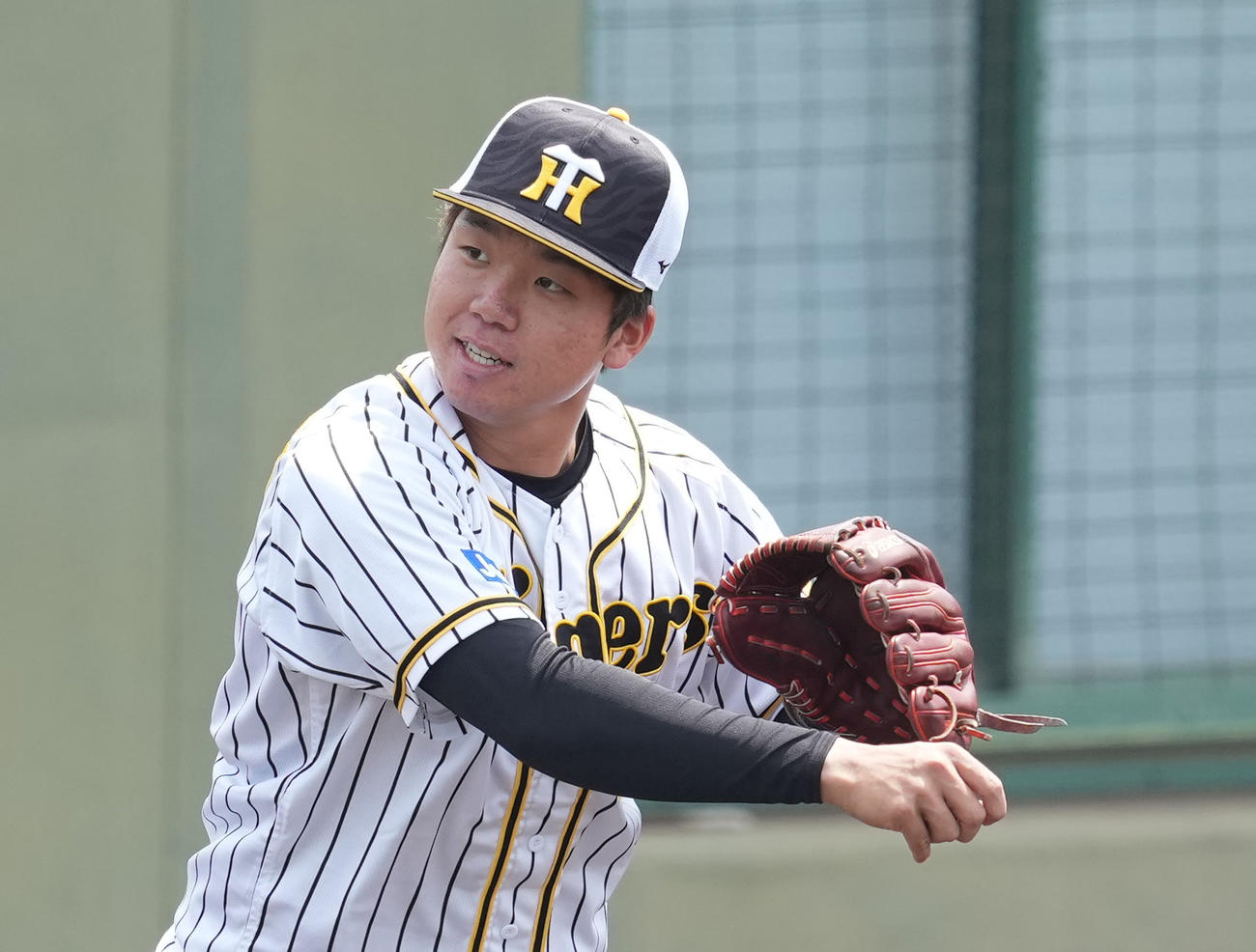 守備練習をする村上（代表撮影）