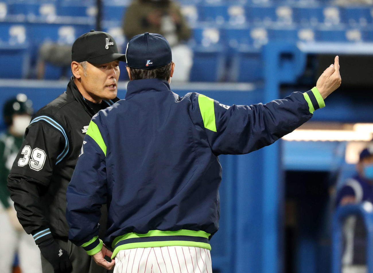 ヤクルト対中日　3回裏ヤクルト2死二塁、松葉の暴投で二走の村上が本塁アウトのプレーを抗議する高津監督（撮影・鈴木正人）