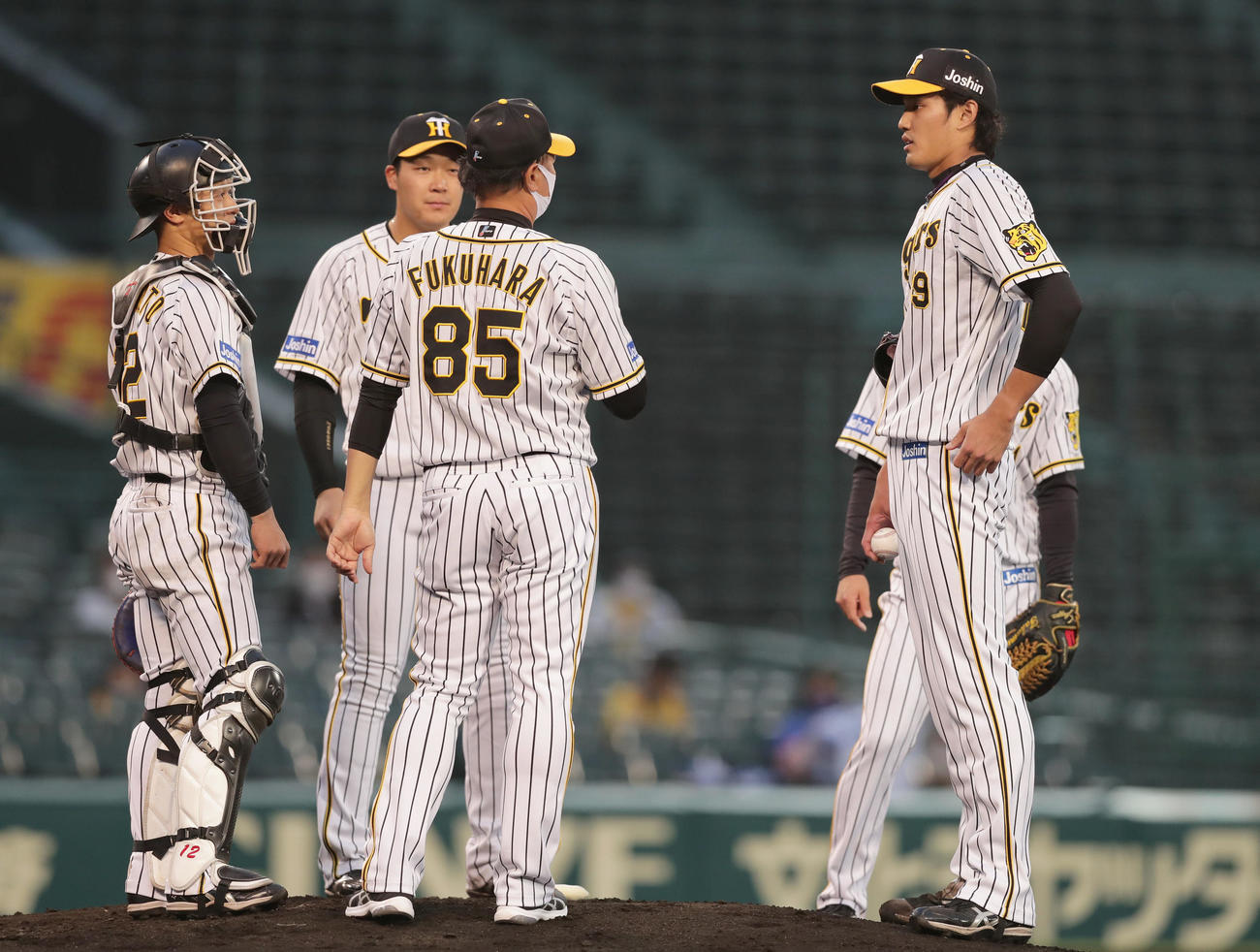 阪神対DeNA 2回表DeNA無死満塁、満塁のピンチを迎えマウンドに集まる藤浪（右）ら阪神ナイン（撮影・前田充）