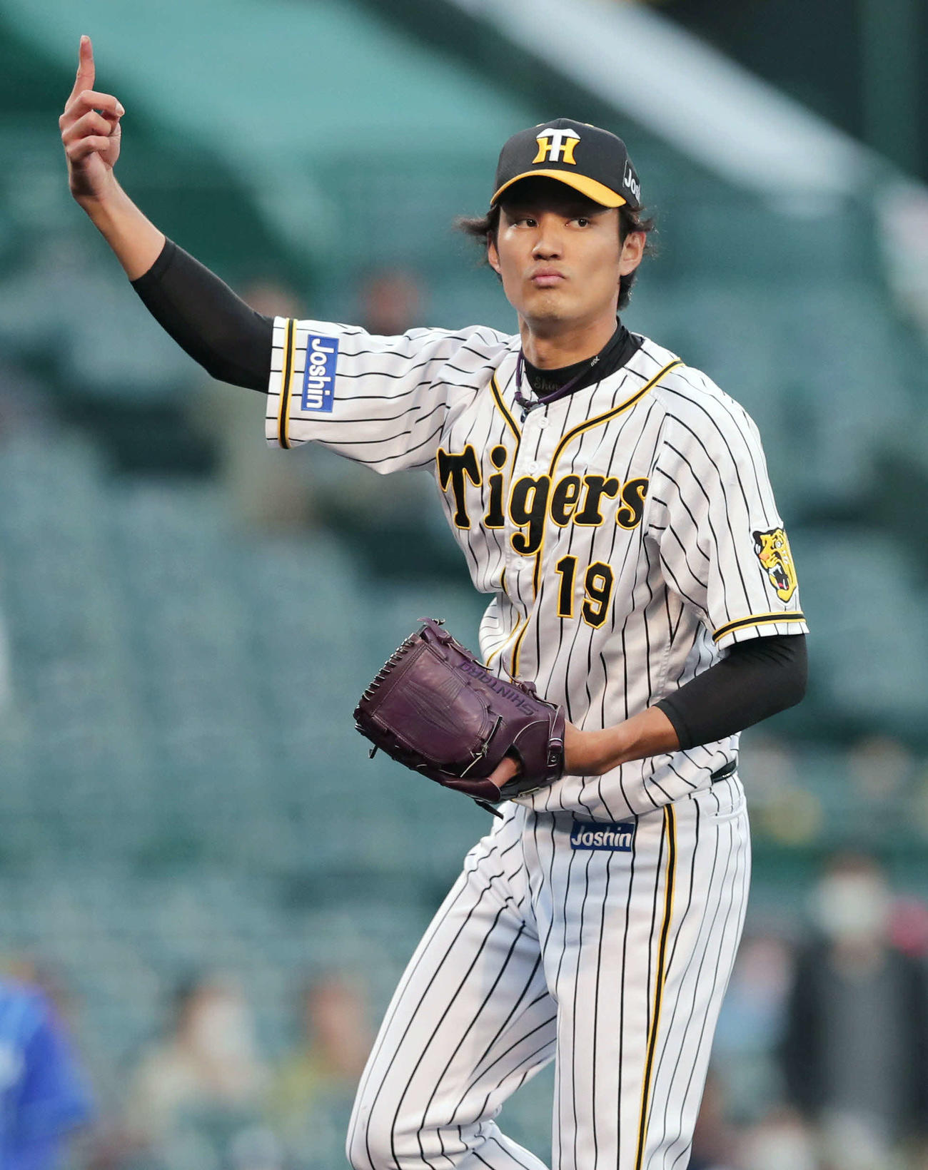 阪神対DeNA 1回表DeNA1死、打者柴田のスイングをアピールする藤浪（撮影・前田充）