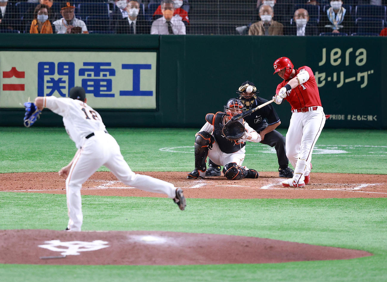 巨人対広島　6回表広島無死、鈴木誠は左越えソロ本塁打を放つ。投手菅野（撮影・浅見桂子）