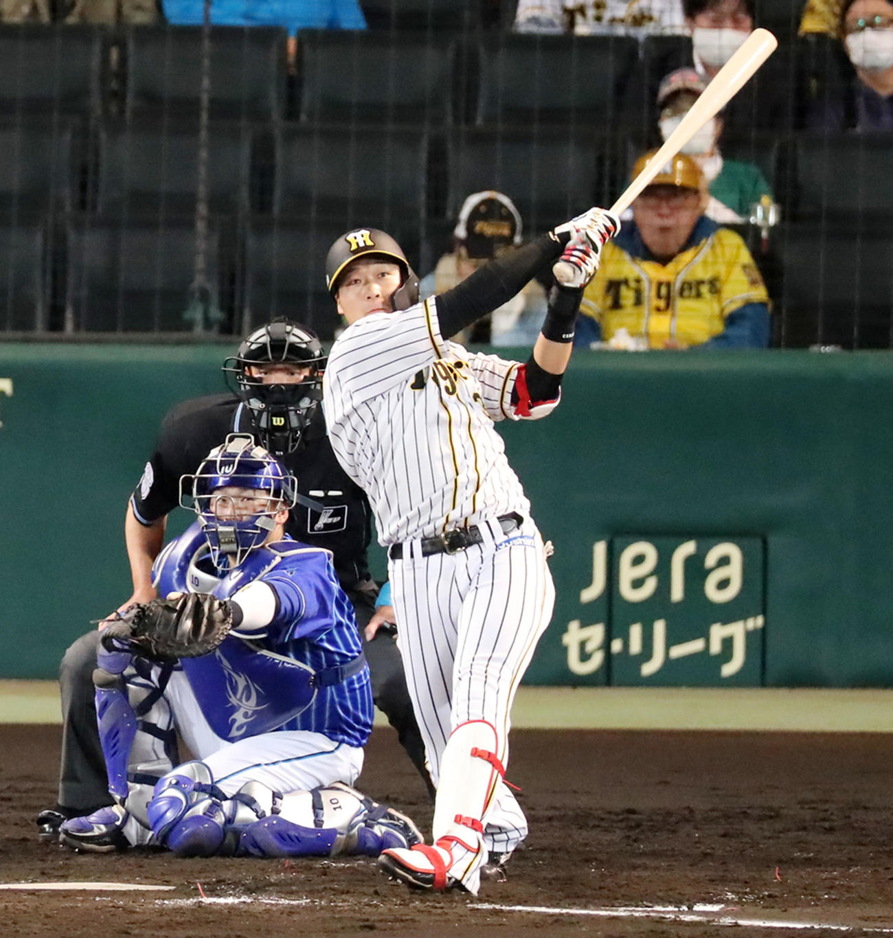 阪神対DeNA 4回裏阪神2死、大山は左越え本塁打を放つ（撮影・加藤哉）