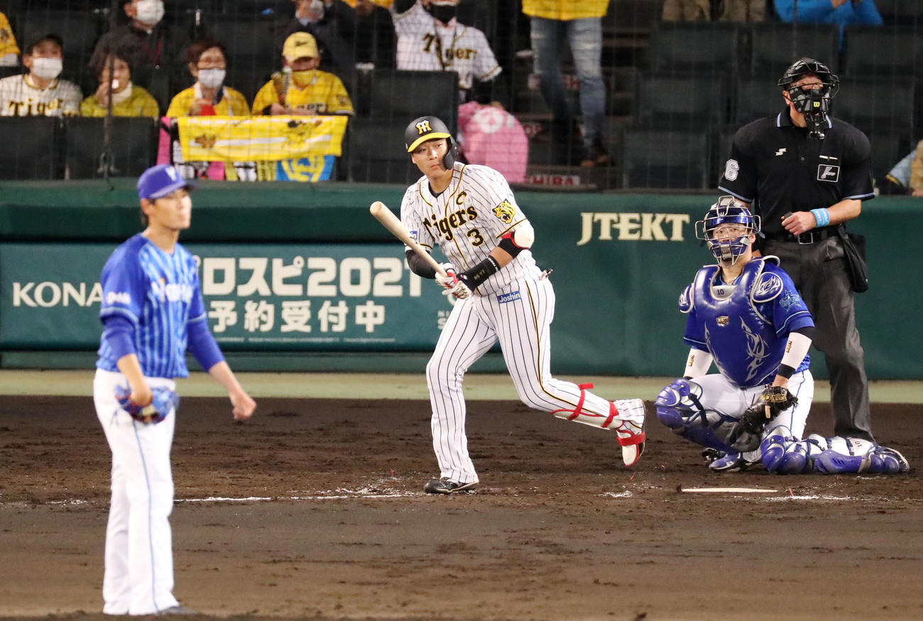 阪神対DeNA 4回裏阪神2死、大山は左越え本塁打を放つ。投手は坂本（撮影・加藤哉）