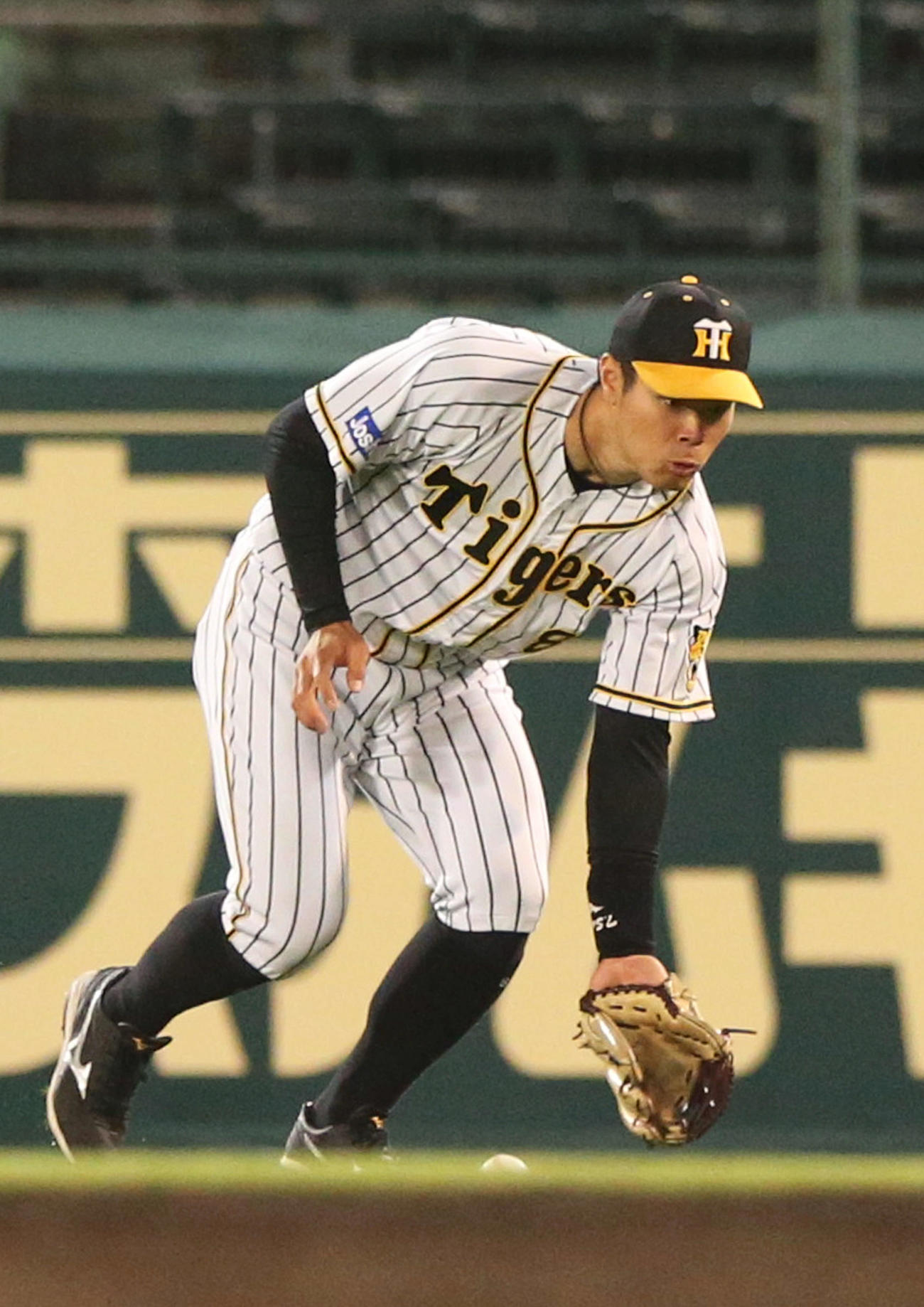 阪神対DeNA 5回表DeNA1死満塁、右翼手佐藤輝は神里の右前打の打球を後逸し、走者一掃の適時失策とする（撮影・上山淳一）