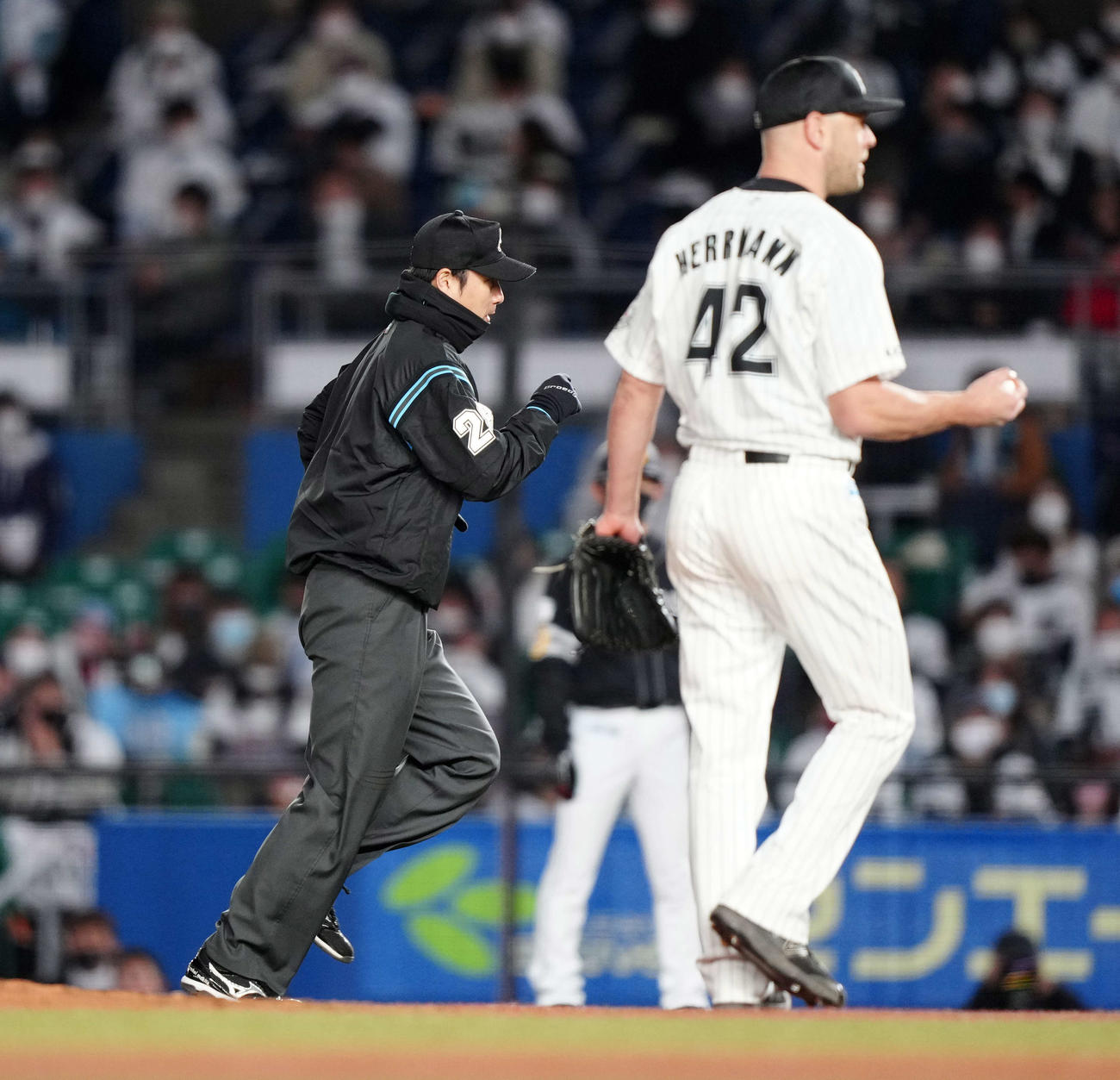 ロッテ対ソフトバンク　7回表、ロッテ3番手のハーマン（右）にボールを与えた判定を説明に向かう牧田塁審（撮影・江口和貴）