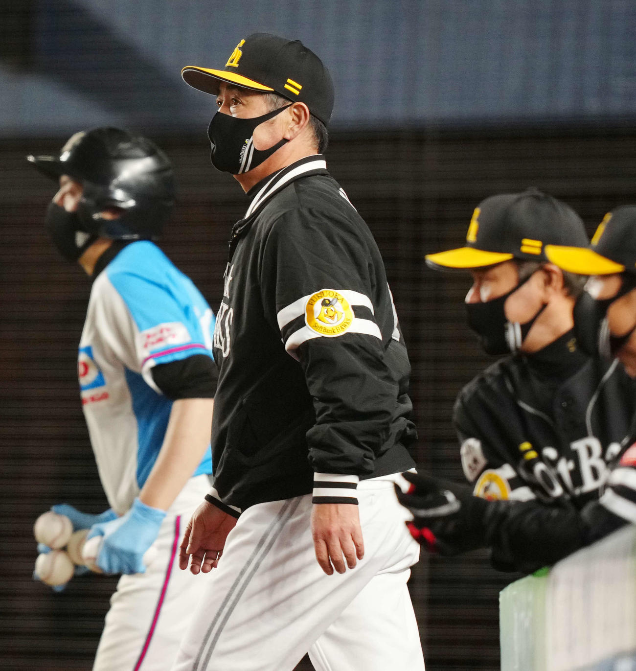 ロッテ対ソフトバンク　7回裏、ソフトバンク先発石川の降板を告げに向かう工藤監督（撮影・江口和貴）