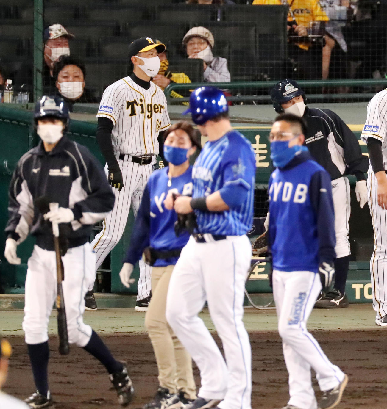 阪神対DeNA 5回表DeNA無死、矢野監督はオースティンに死球を与えた藤浪の交代を告げる（撮影・加藤哉）