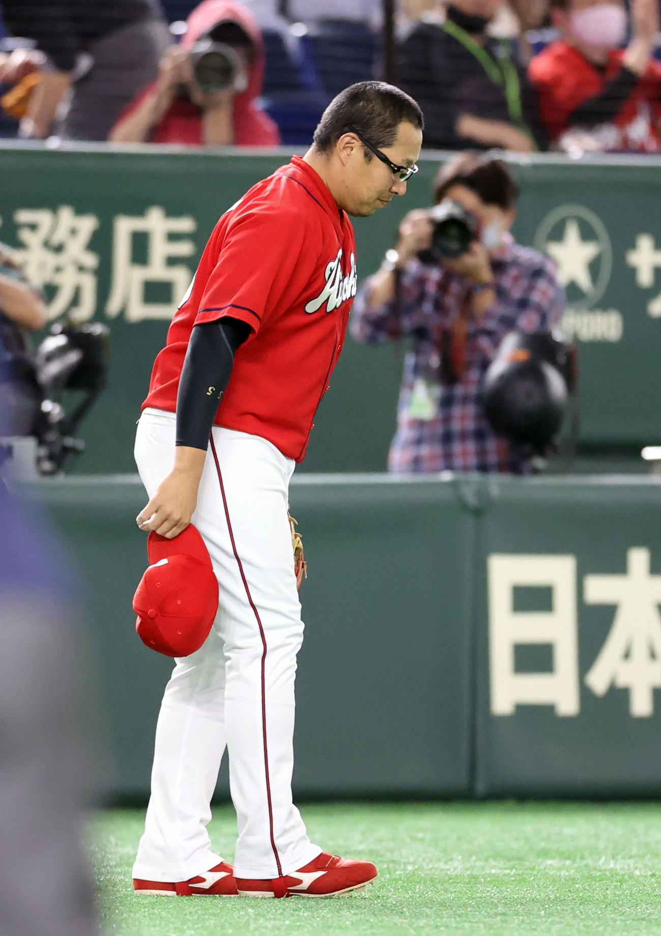 巨人対広島　5回裏を終え、1000試合出場達成し、ファンに一礼する松山（撮影・狩俣裕三）