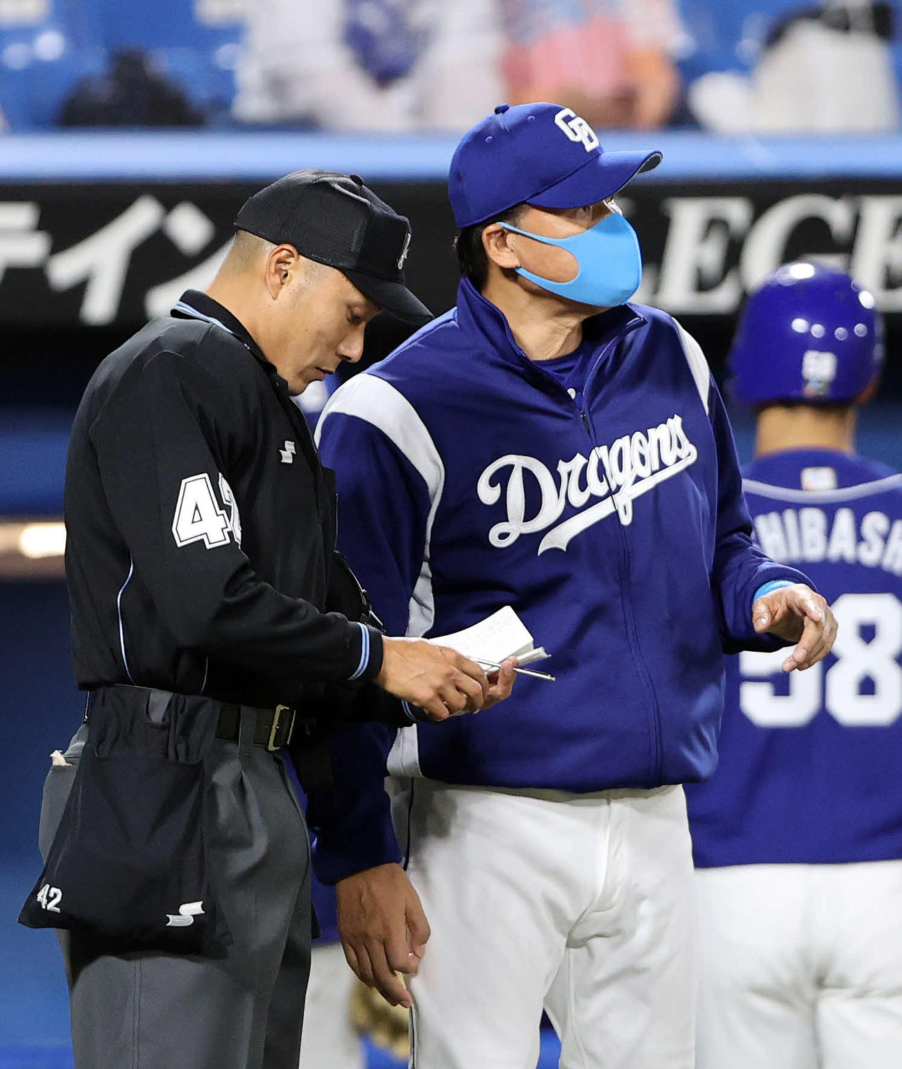 ヤクルト対中日　6回裏、投手交代を告げる中日与田監督（撮影・鈴木正人）