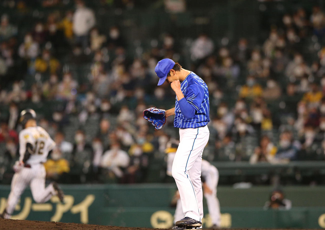 阪神対DeNA 5回裏阪神2死、坂本（手前）は阪神坂本を三ゴロに仕留めガッツポーズ（撮影・上山淳一）