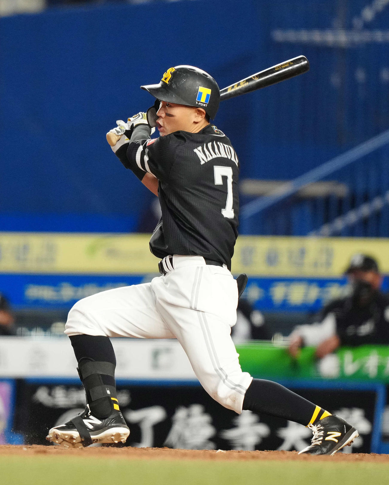 ロッテ対ソフトバンク　9回表ソフトバンク1死一塁、同点適時二塁打を放つ中村晃（撮影・江口和貴）