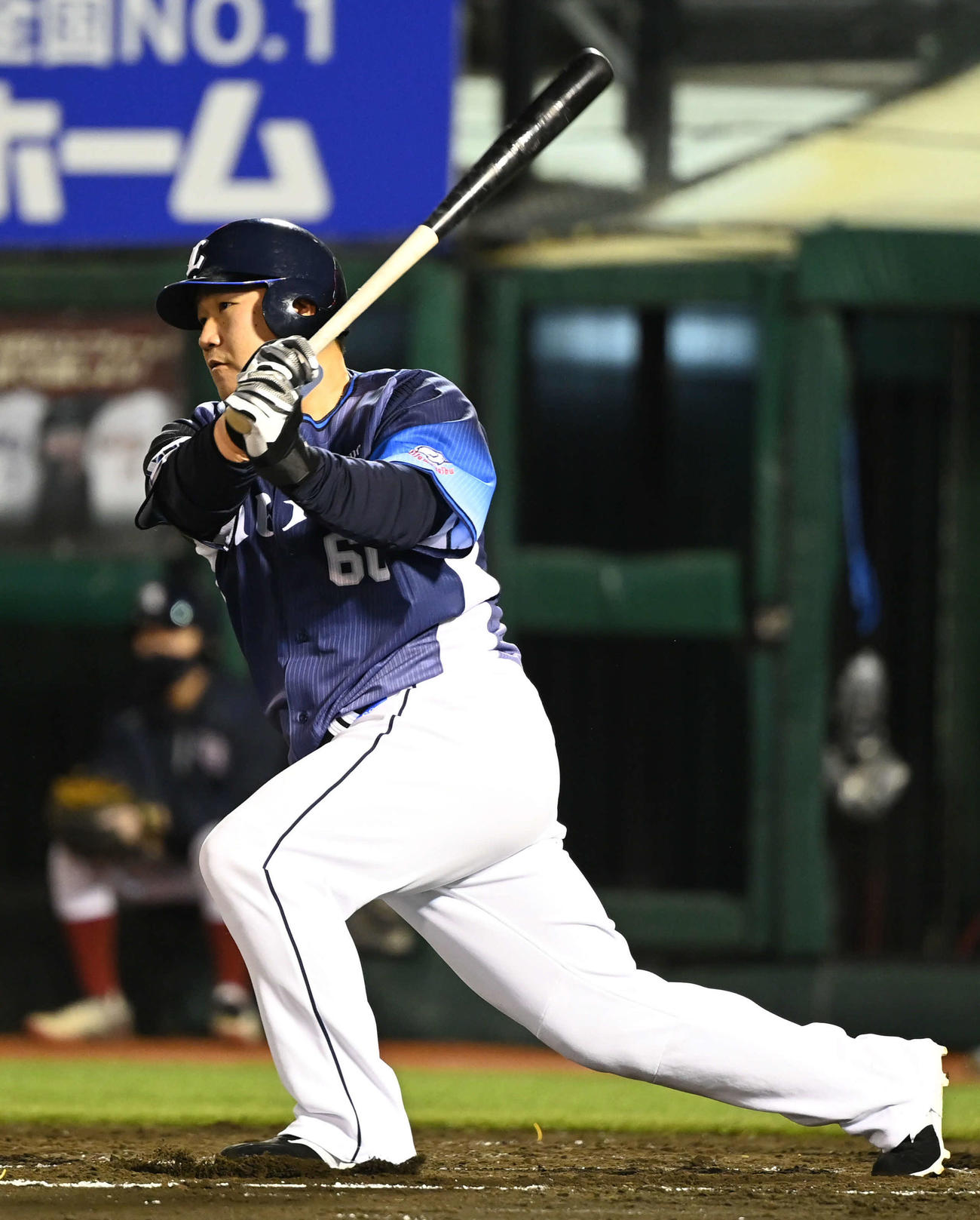 楽天対西武　8回表西武2死一、二塁、代打中村は左前適時打を放つ（撮影・山崎安昭）
