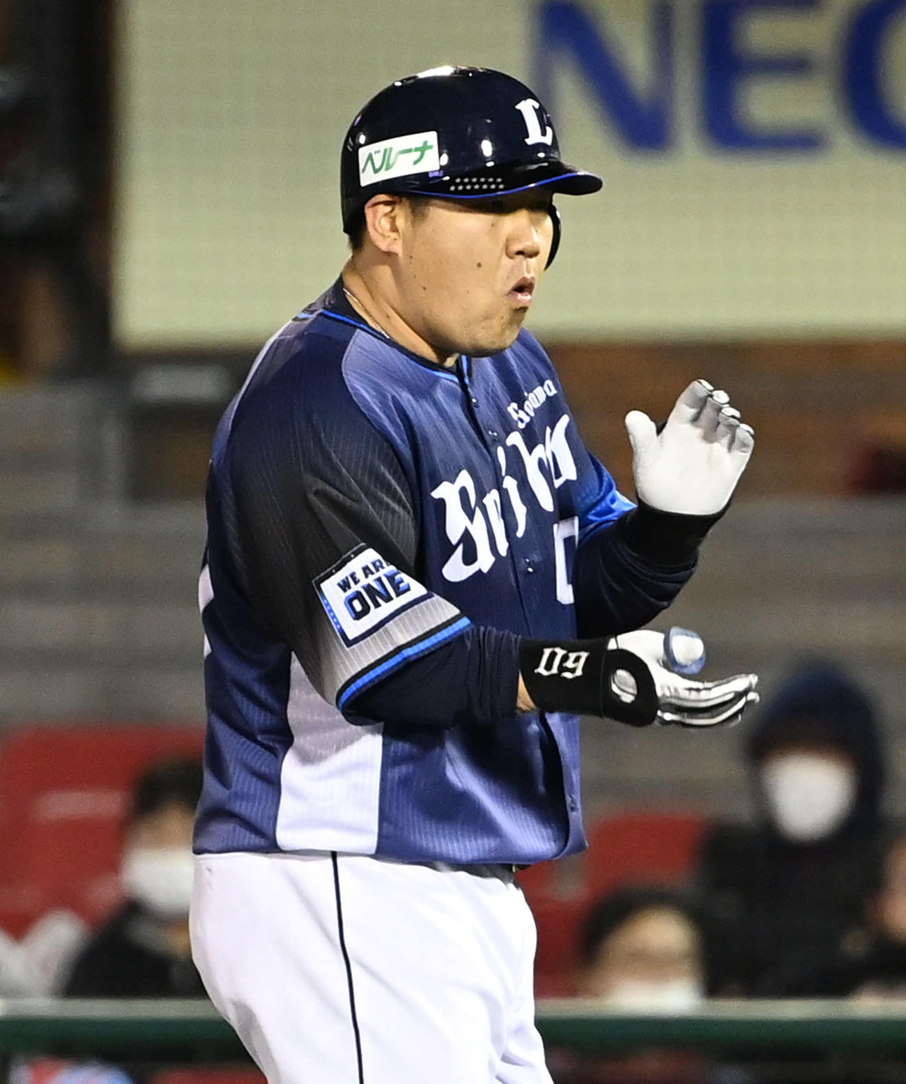 楽天対西武　8回表西武2死一、二塁、適時打を放った代打中村は手をたたいて喜ぶ（撮影・山崎安昭）
