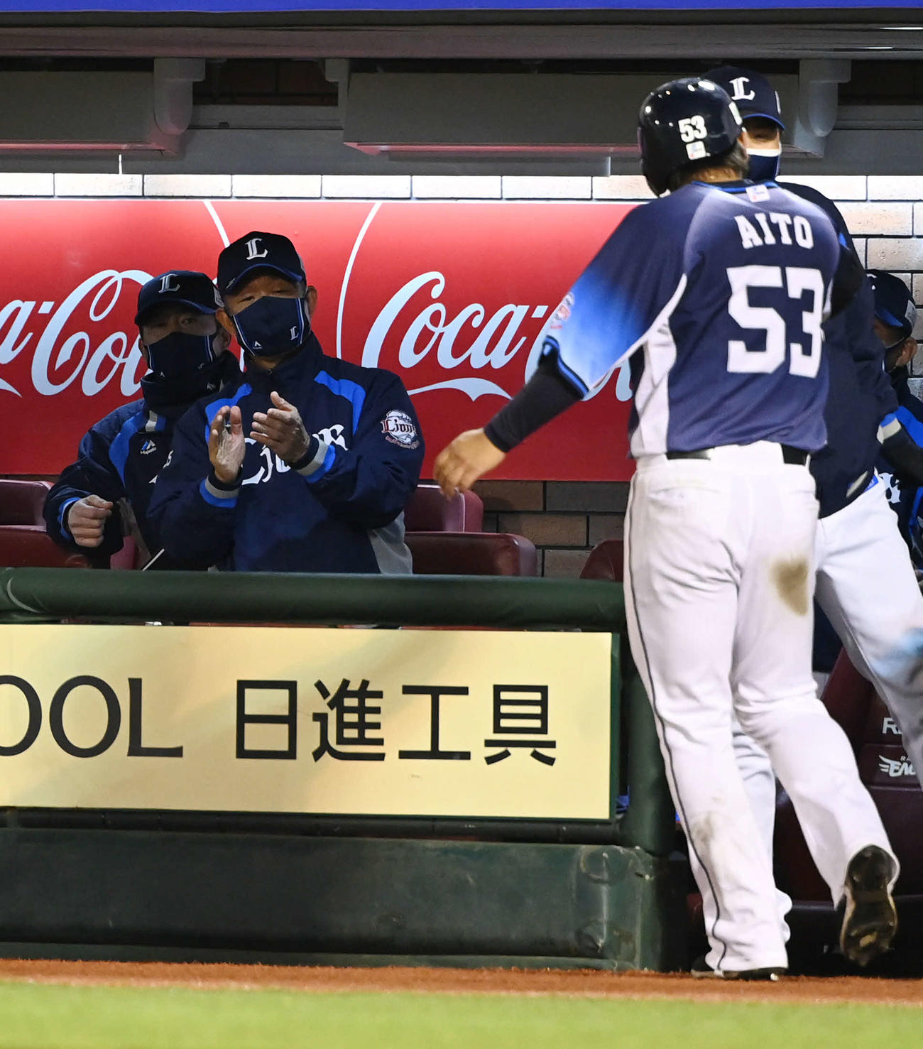 楽天対西武　6回表西武1死二塁、辻監督（左から2人目）はスパンジェンバーグの適時二塁打で生還した愛斗を拍手で迎える（撮影・山崎安昭）