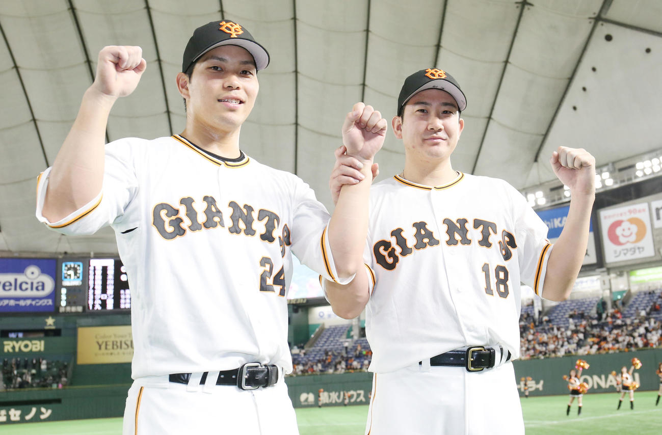 巨人対広島　ヒーローインタビュー後、記念撮影する大城（左）と菅野（撮影・狩俣裕三）