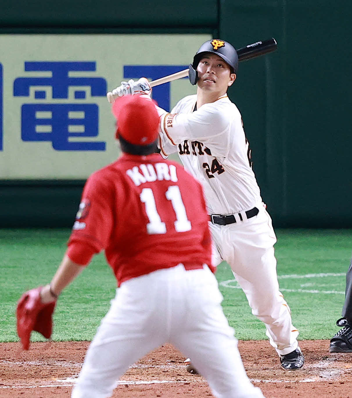 巨人対広島　5回裏巨人無死一塁、大城は先制2点本塁打を放つ。投手九里（撮影・浅見桂子）