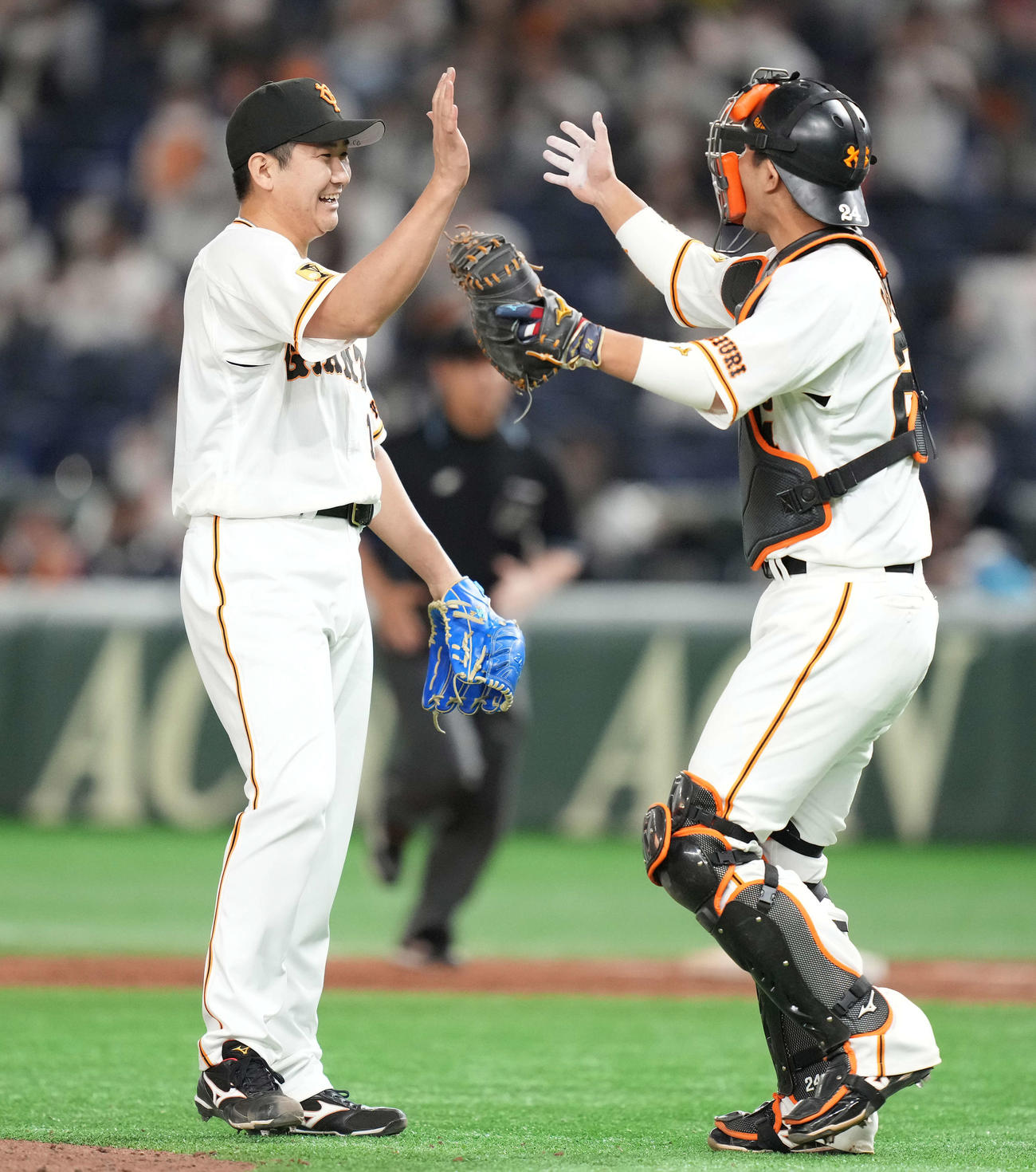 巨人対広島　9回1失点で完投勝利の巨人菅野（左）は笑顔。右は大城（撮影・鈴木みどり）