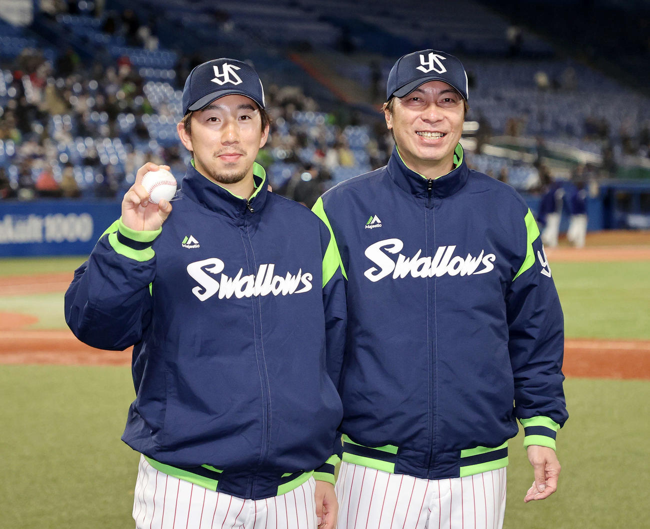 ヤクルト対中日　移籍後、初勝利し高津監督（右）と写真に納まるヤクルト今野（撮影・鈴木正人）