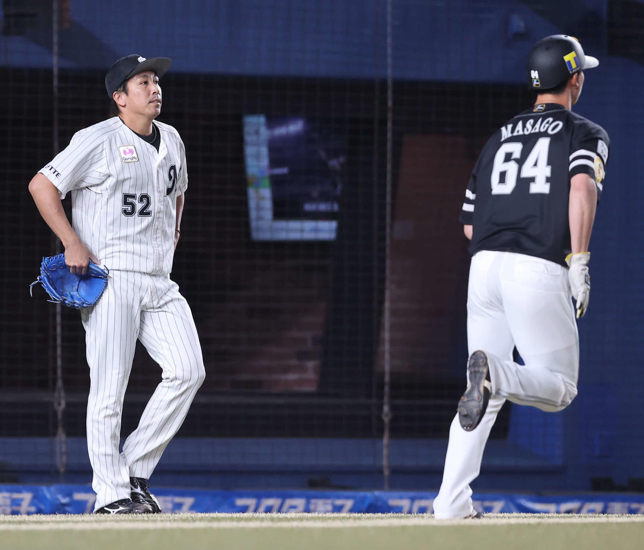 ロッテ対ソフトバンク　9回表ソフトバンク1死一、三塁、甲斐に決勝の適時打を許し肩を落とす益田（左）（撮影・垰建太）