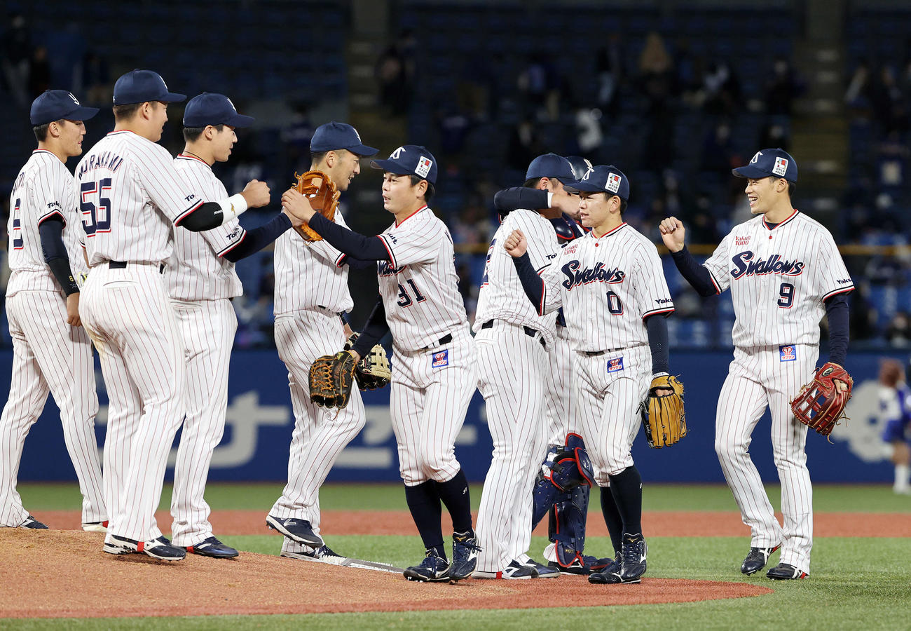 ヤクルト対中日　勝利し喜ぶヤクルトの選手たち（撮影・鈴木正人）