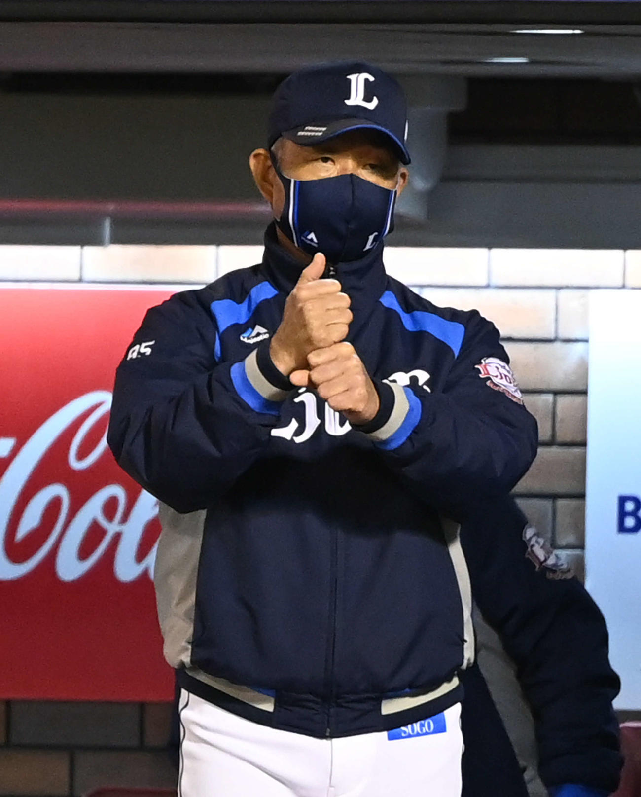 楽天対西武　8回表西武2死一、二塁、代打に中村を送る辻監督（撮影・山崎安昭）