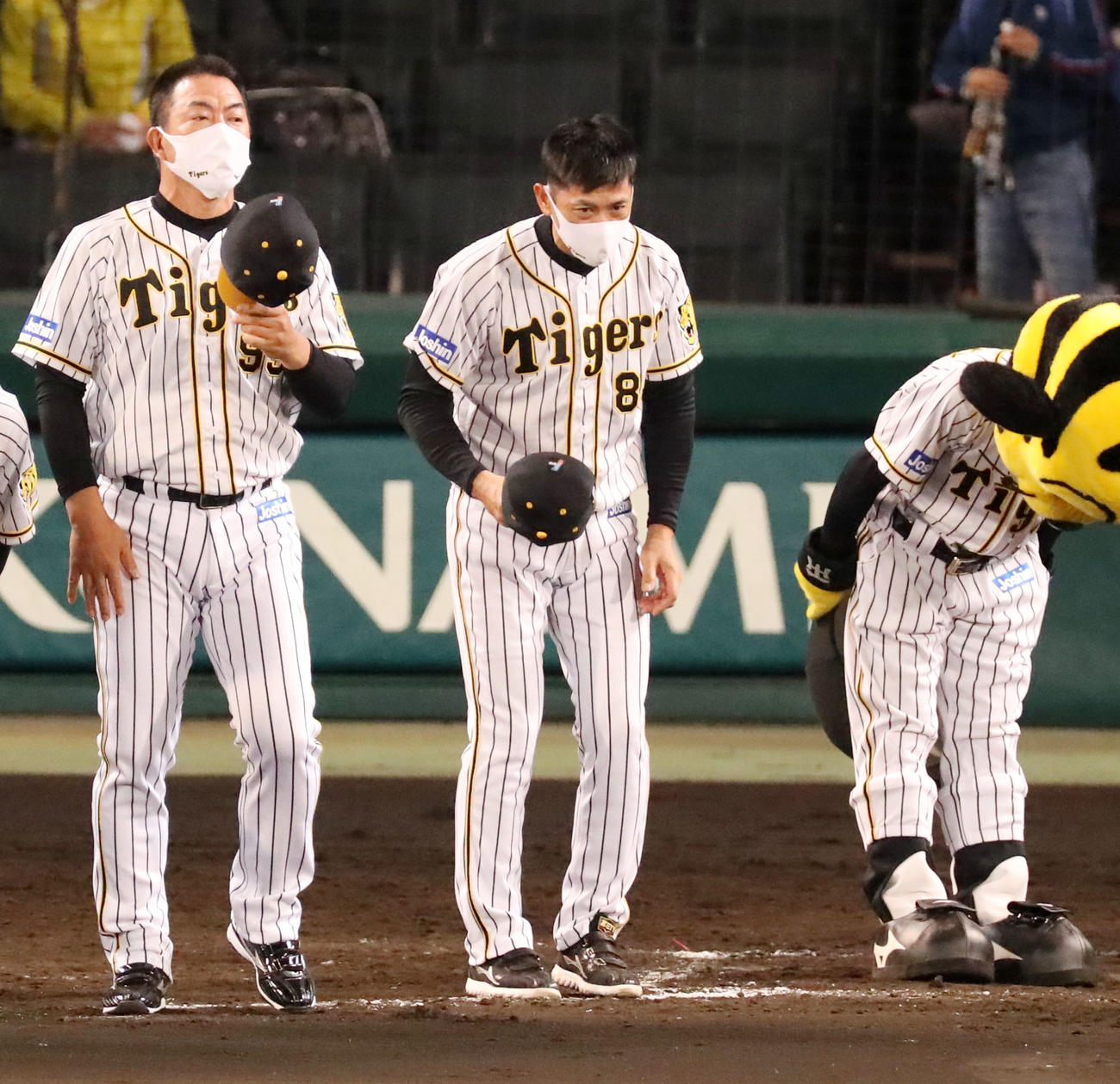 阪神対DeNA DeNAに敗れあいさつする矢野監督、左は井上ヘッドコーチ（撮影・加藤哉）
