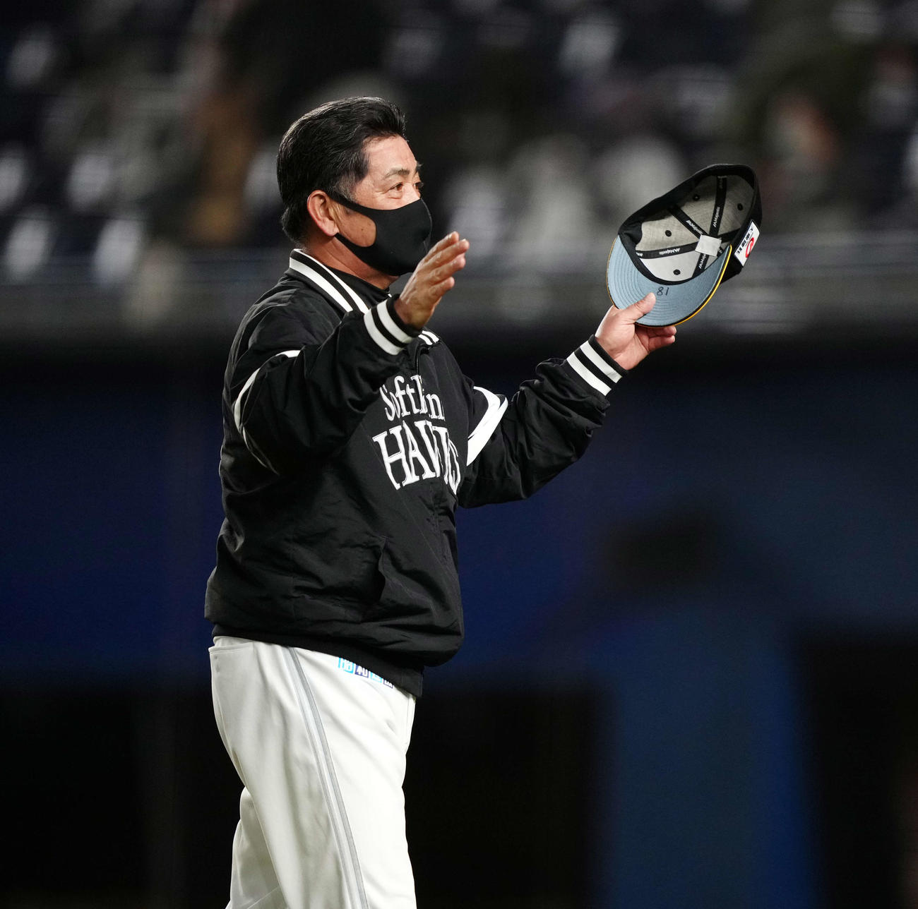 ロッテ対ソフトバンク　試合後、ファンにあいさつする工藤監督（撮影・江口和貴）
