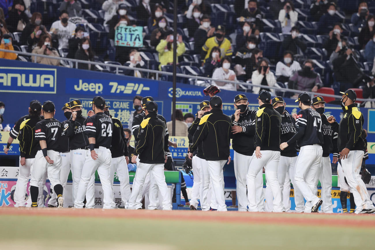 ロッテ対ソフトバンク　ロッテに勝ちナインを出迎えるソフトバンク工藤監督（右から2人目）（撮影・垰建太）