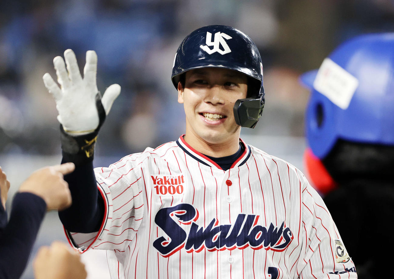 ヤクルト対中日　7回裏ヤクルト無死、山田は左越え本塁打を放ちベンチ前で喜ぶ（撮影・鈴木正人）