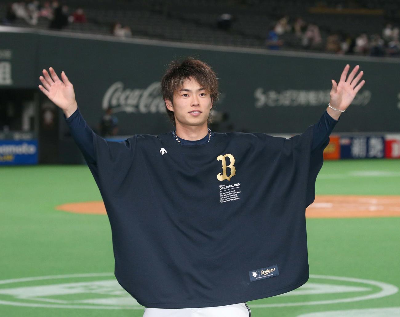 日本ハム対オリックス　試合後、スタンドのファンに手を振る山岡（撮影・黒川智章）