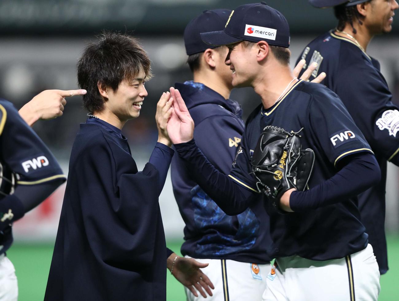 日本ハム対オリックス　試合後、ナインを出迎える山岡（撮影・黒川智章）
