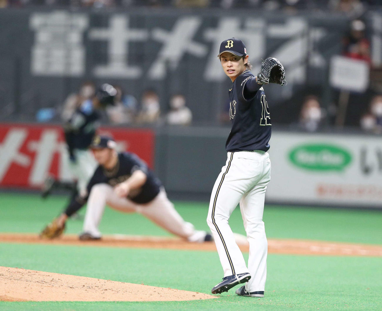 日本ハム対オリックス　5回裏日本ハム無死一塁、好守を見せた宗に向かってポーズをとる山岡（撮影・黒川智章）