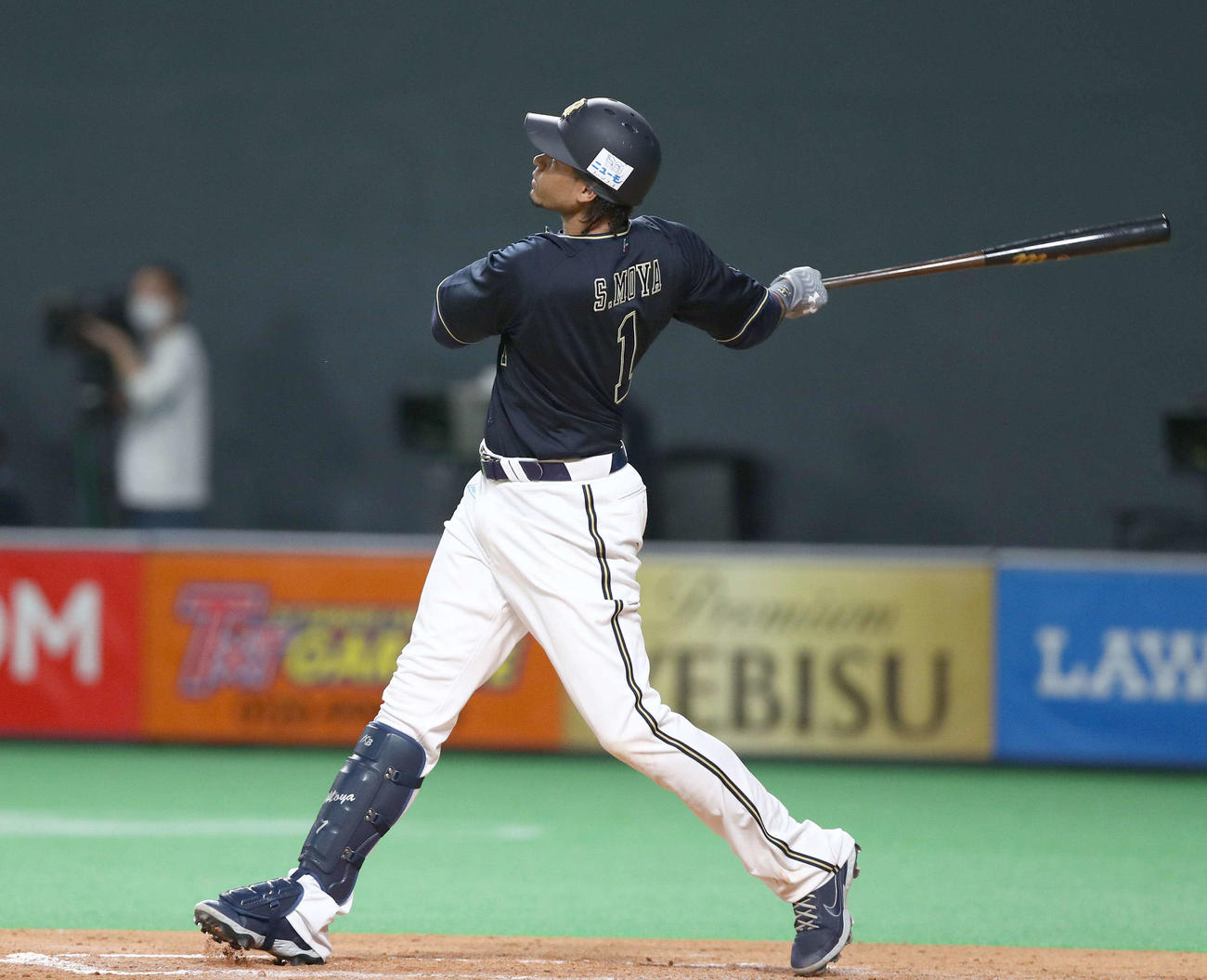 4回表オリックス無死一塁、先制の右越え2点本塁打を放つモヤ（撮影・黒川智章）