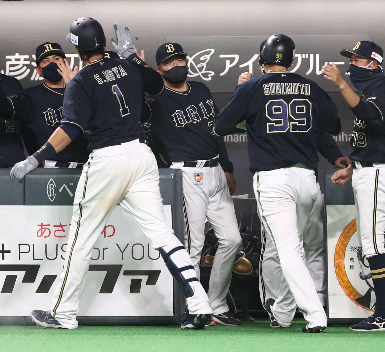 4回表オリックス無死一塁、右越え2点本塁打を放ったモヤを出迎える中嶋監督（中央）（撮影・黒川智章）