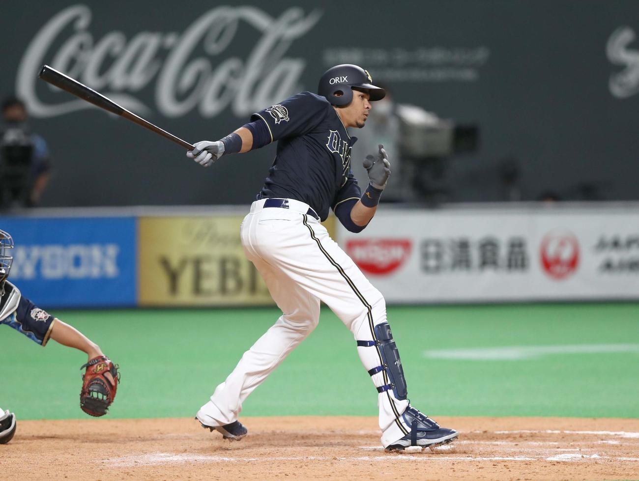 日本ハム対オリックス　9回表オリックス1死満塁、右前適時打を放つモヤ（撮影・黒川智章）