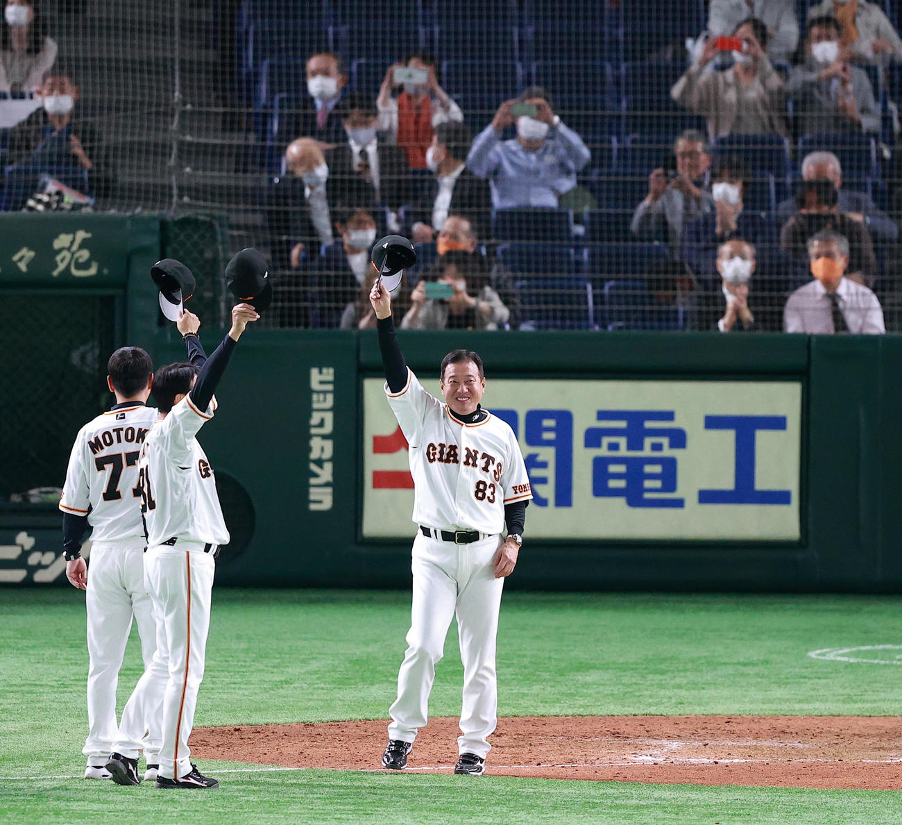 巨人対広島　3連勝で満面の笑みであいさつする巨人の原監督（撮影・浅見桂子）